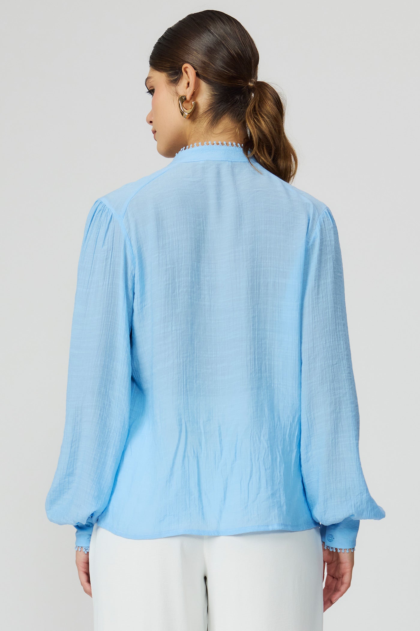 Camisa azul feminina com detalhe em renda Fato Básico