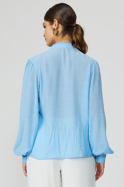 Camisa azul feminina com detalhe em renda Fato Básico
