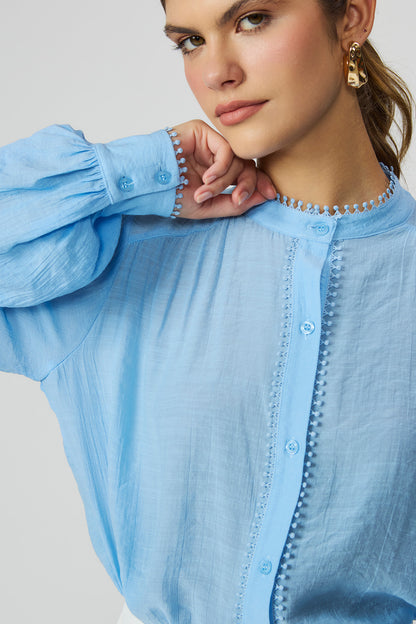 Camisa azul feminina com detalhe em renda Fato Básico
