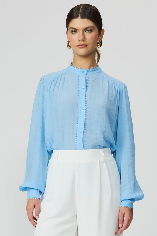 Camisa azul feminina com detalhe em renda Fato Básico