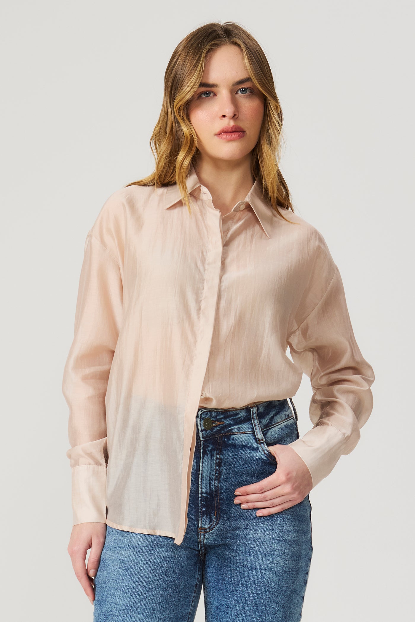 Camisa feminina bege com leve transparência e botões Fato Básico