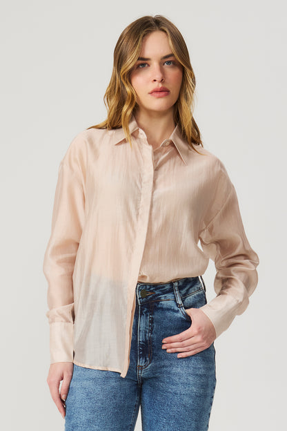 Camisa feminina bege com leve transparência e botões Fato Básico