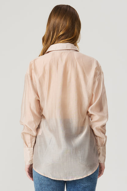 Camisa feminina bege com leve transparência e botões Fato Básico