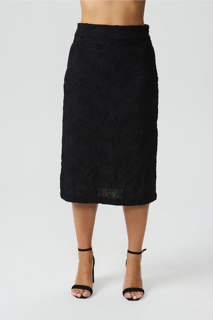 Saia mídi preta bordada Fato Básico