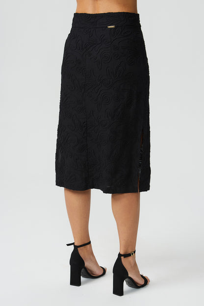Saia mídi preta bordada Fato Básico