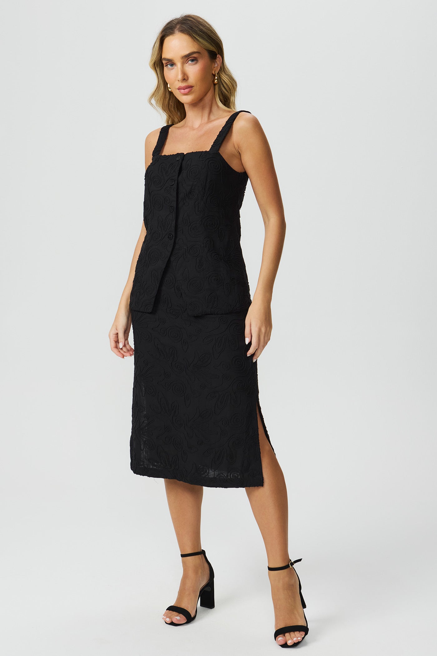 Saia mídi preta bordada Fato Básico