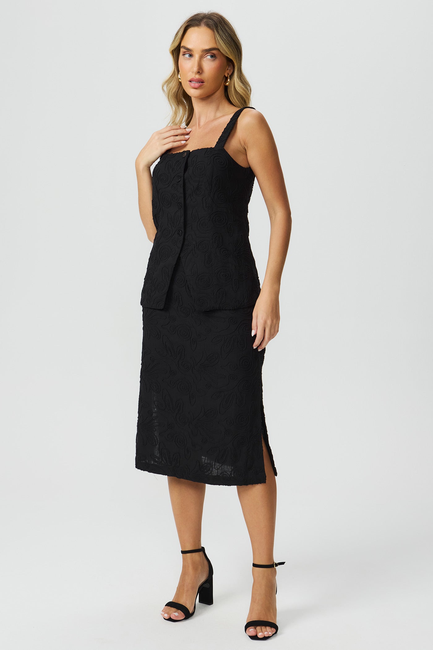 Saia mídi preta bordada Fato Básico