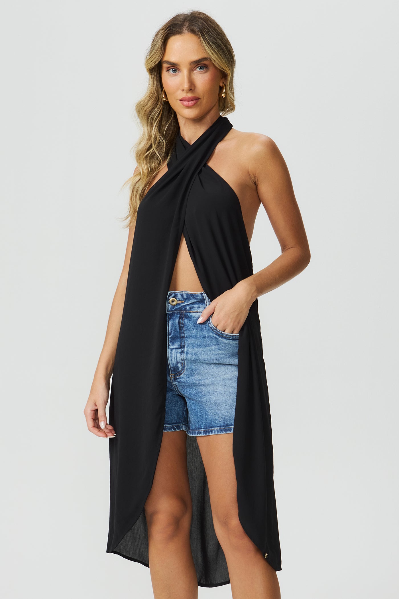 Blusa alongada frente única Preta Fato Básico