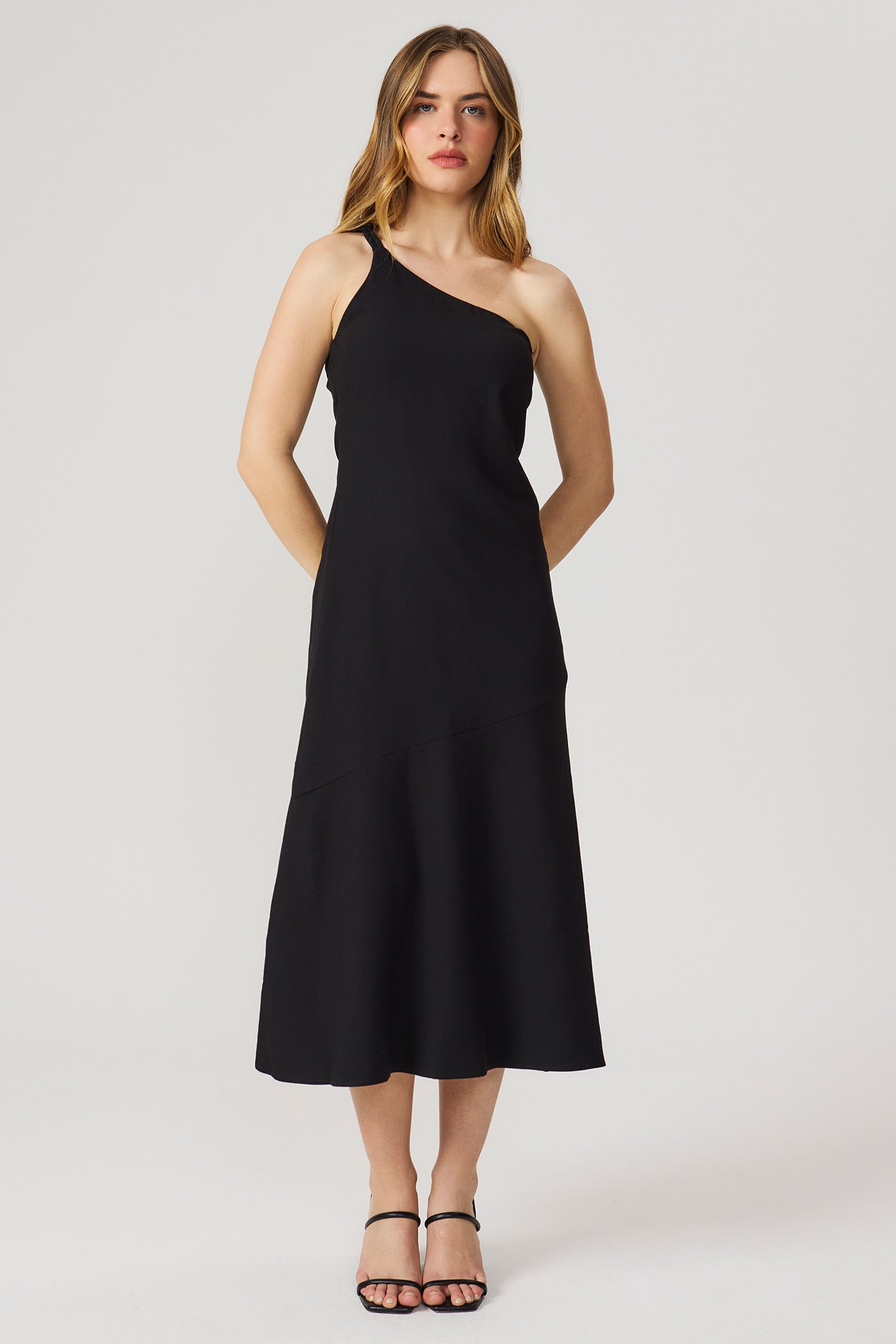 Vestido preto linho assimétrico Fato Básico