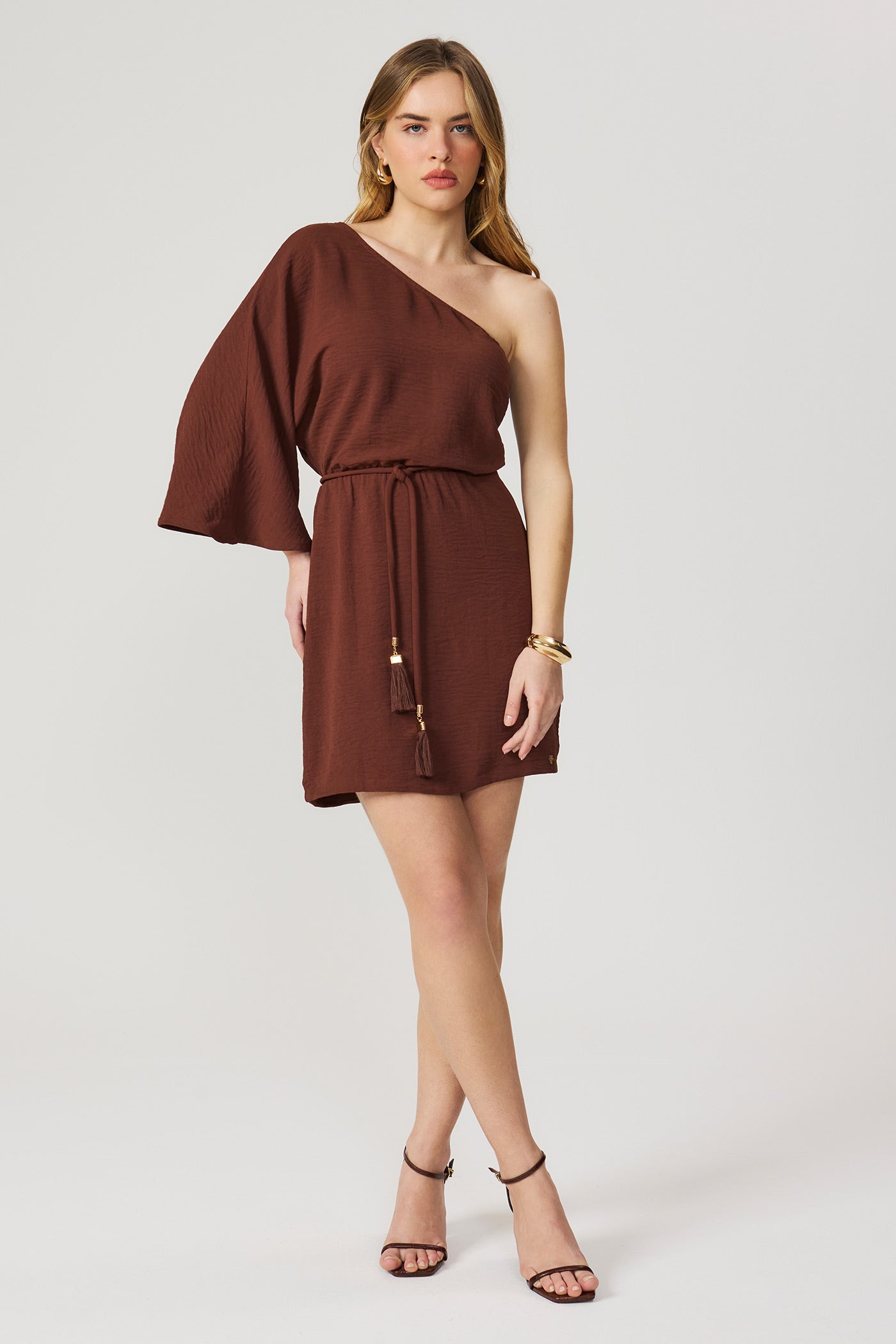 Vestido curto assimétrico marrom Fato Básico