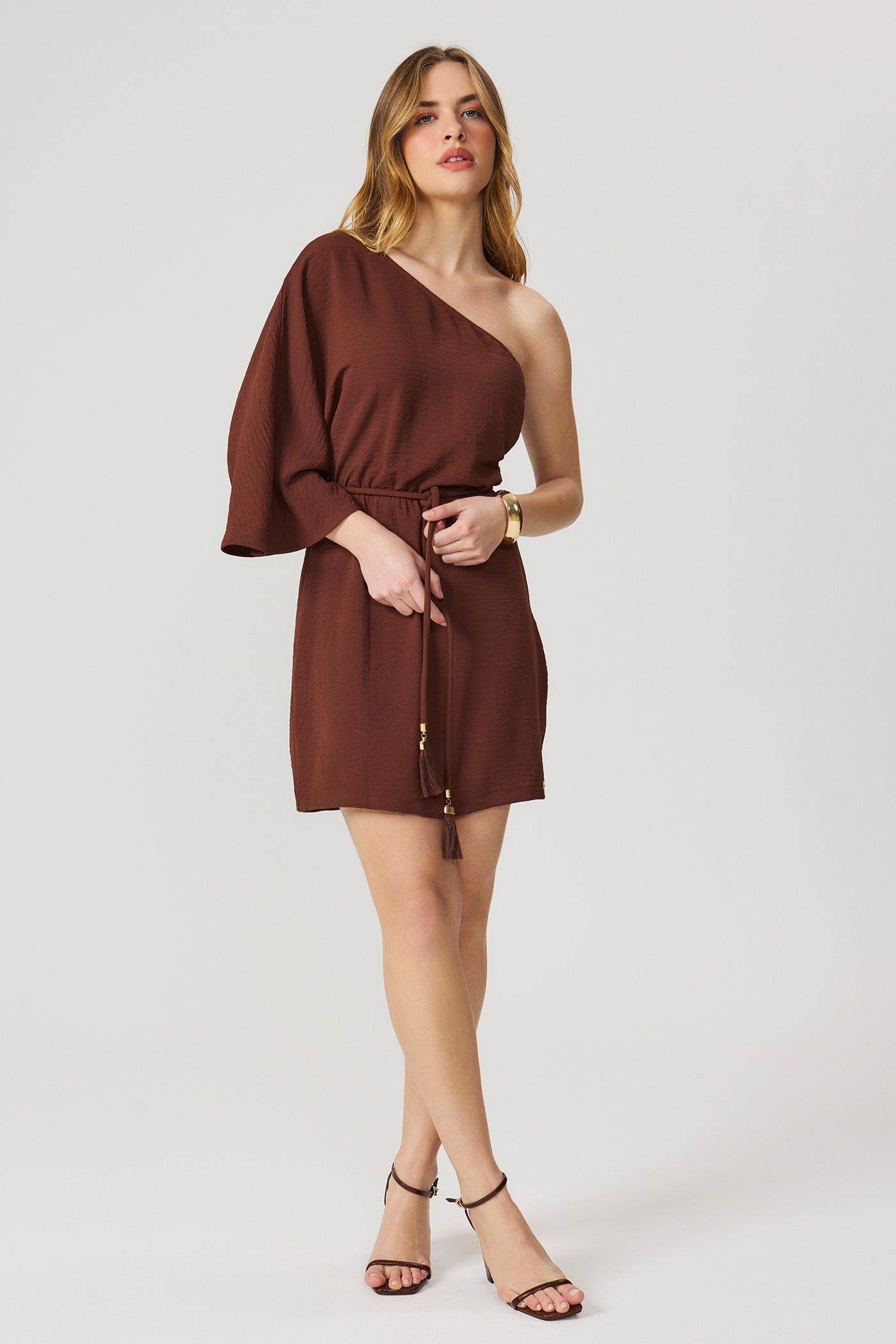 Vestido curto assimétrico marrom Fato Básico
