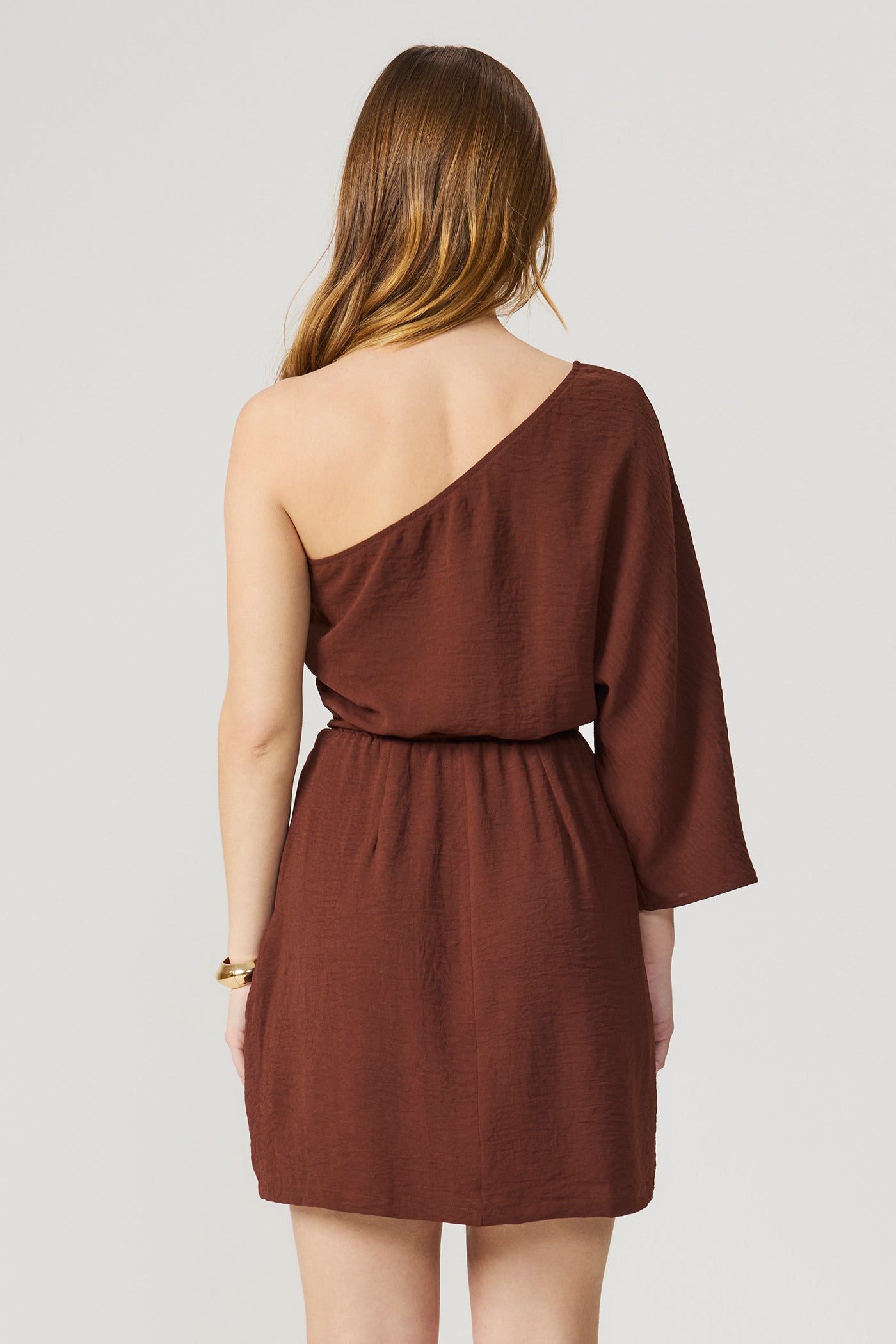Vestido curto assimétrico marrom Fato Básico
