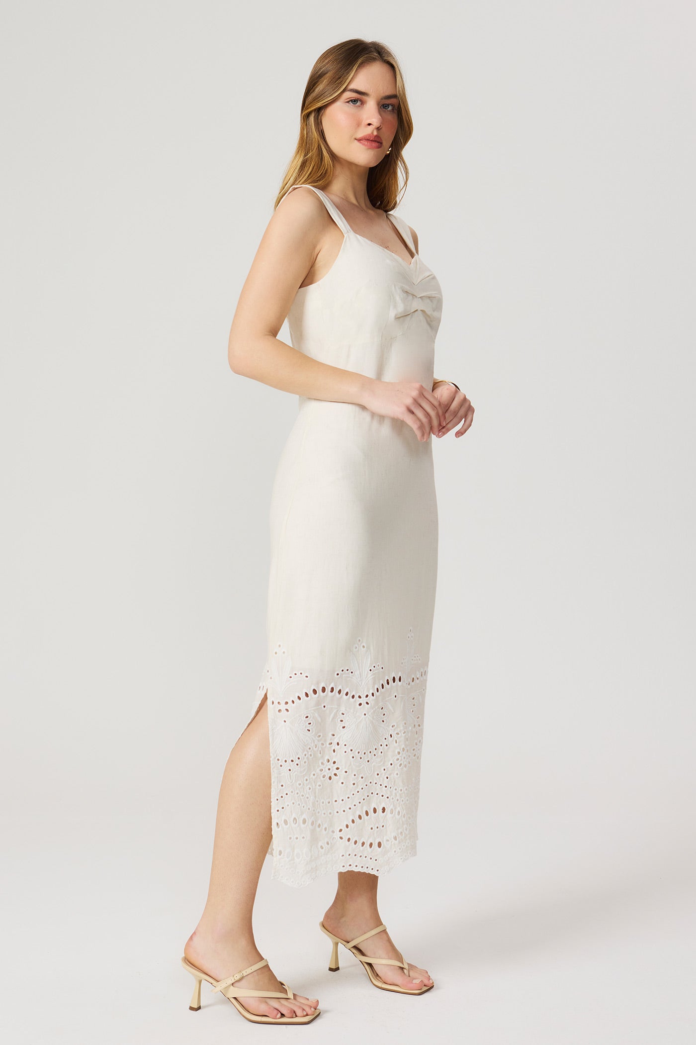 Vestido midi de linho bordado natural Fato Básico
