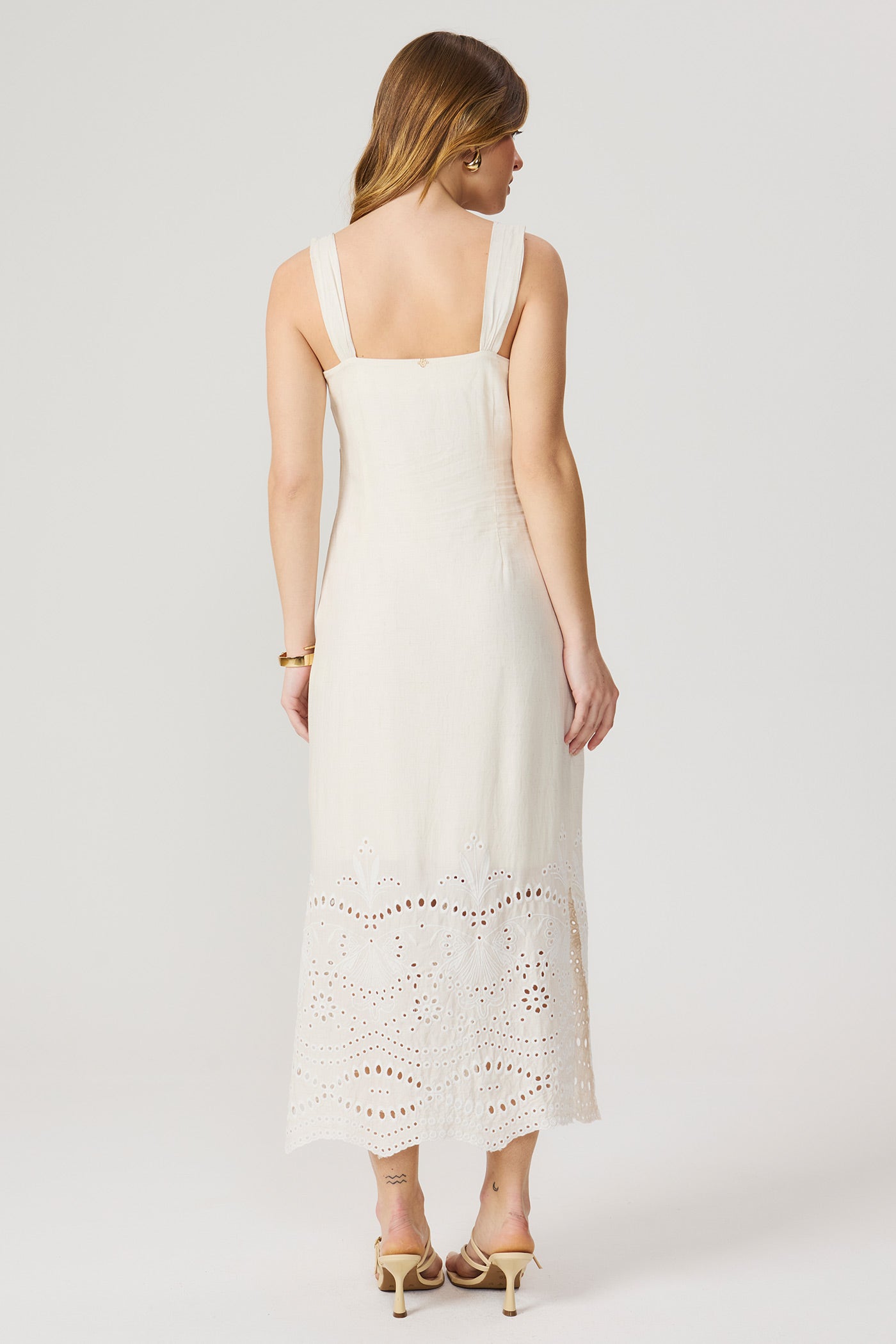 Vestido midi de linho bordado natural Fato Básico