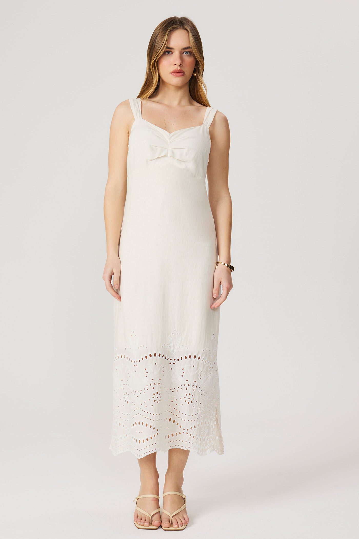 Vestido midi de linho bordado natural Fato Básico