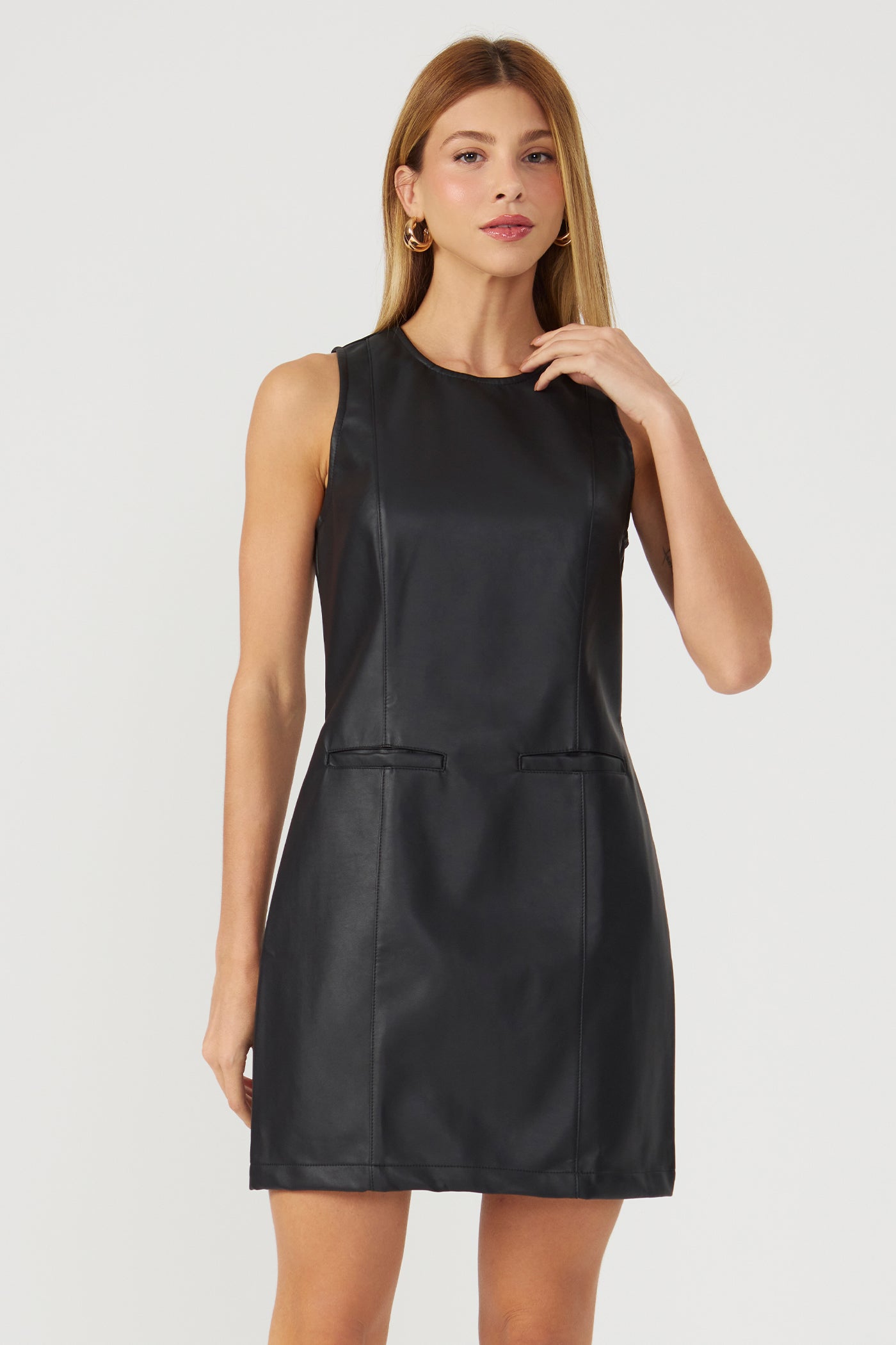 Vestido curto couro sintético preto Fato Básico