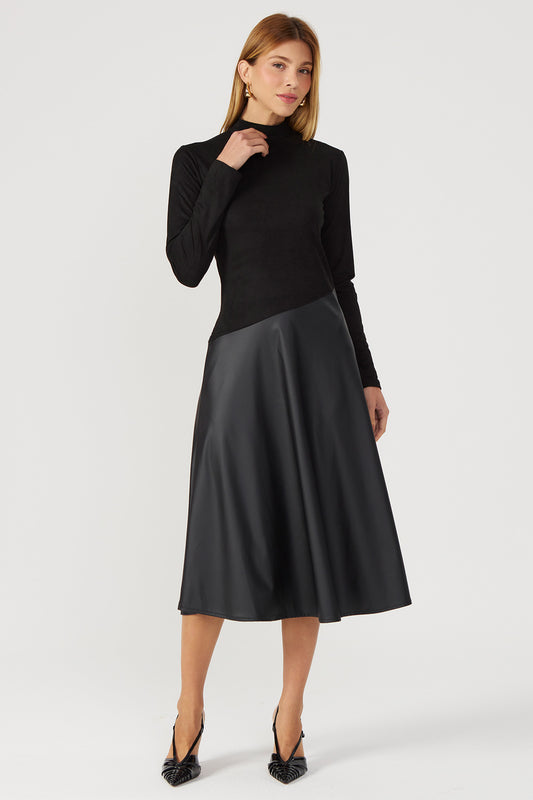 Vestido midi saia em couro evasê preto Fato Básico