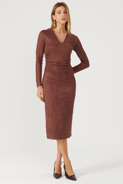 Vestido midi suede marrom Fato Básico