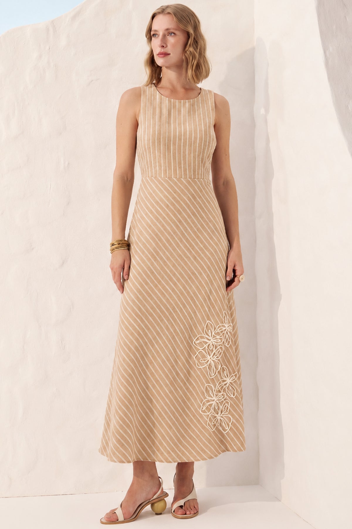 Vestido sem mangas listrado bordado Fato Básico