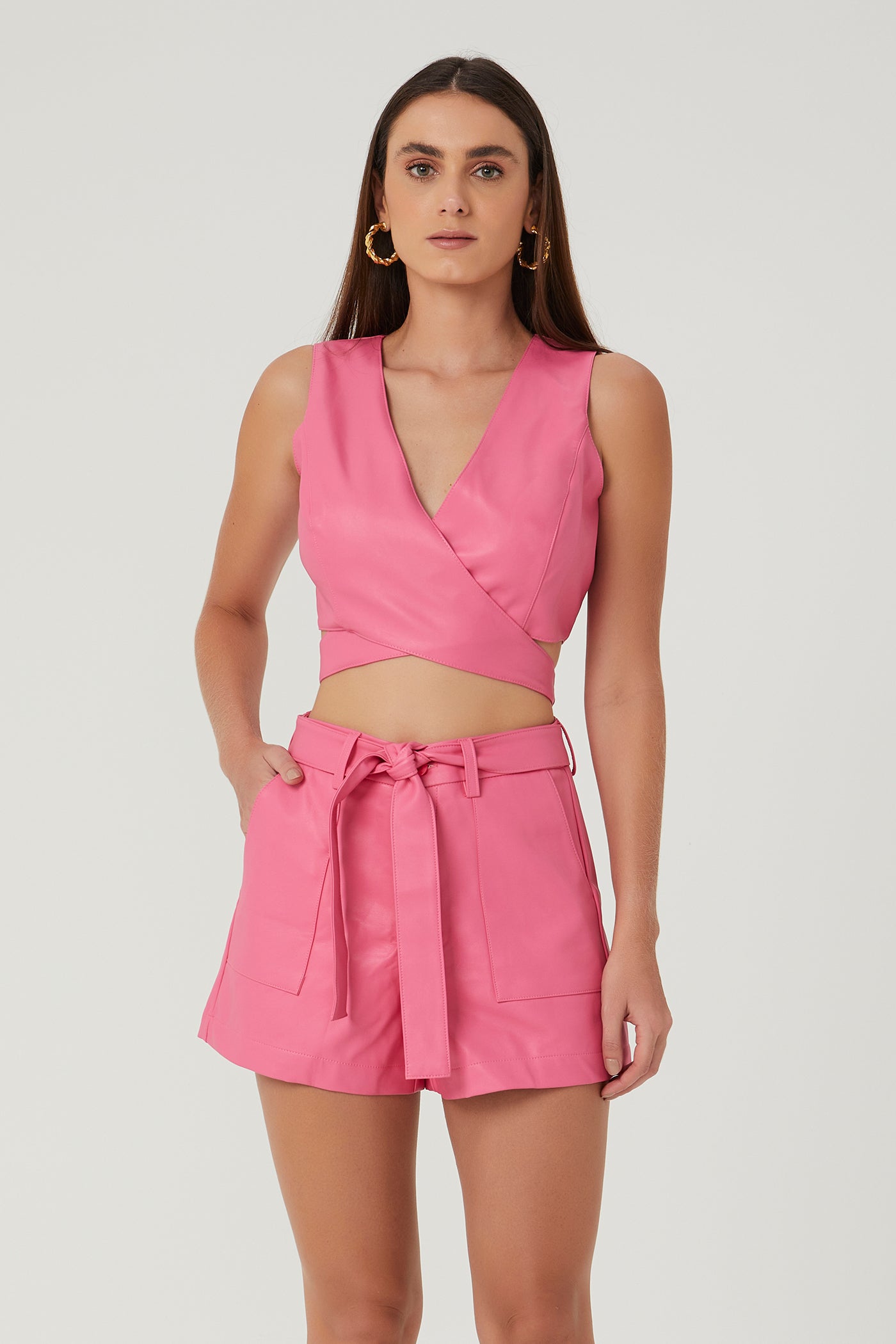 Shorts curto bolso sobreposto e faixa rosa Fato Básico - FATO BÁSICO