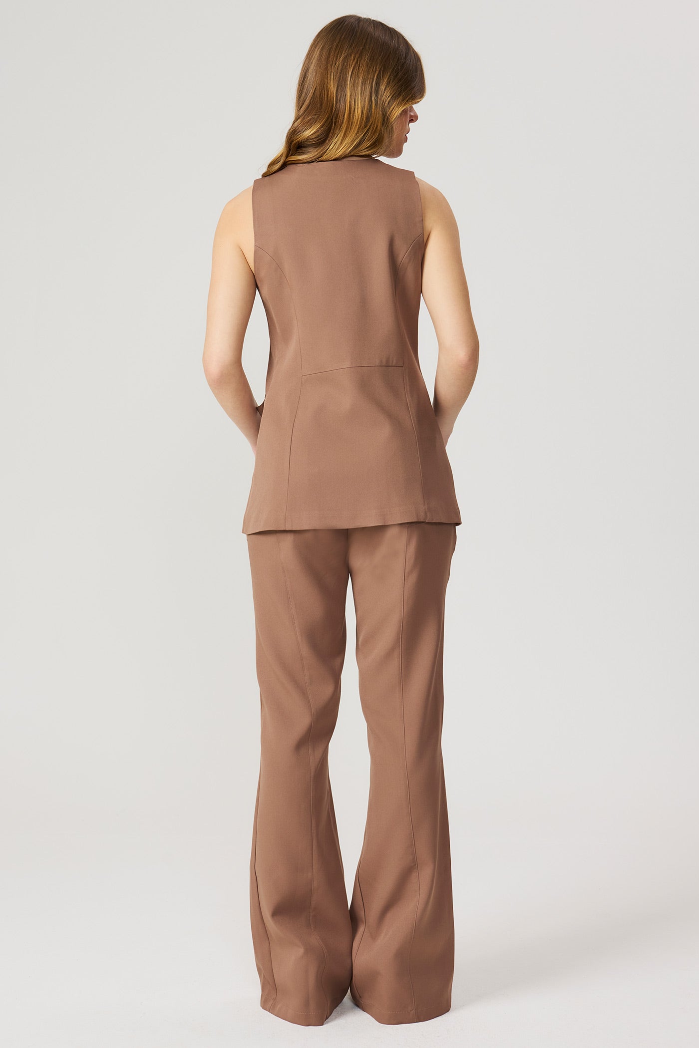 Calça alfaiataria bootcut marrom Fato Básico