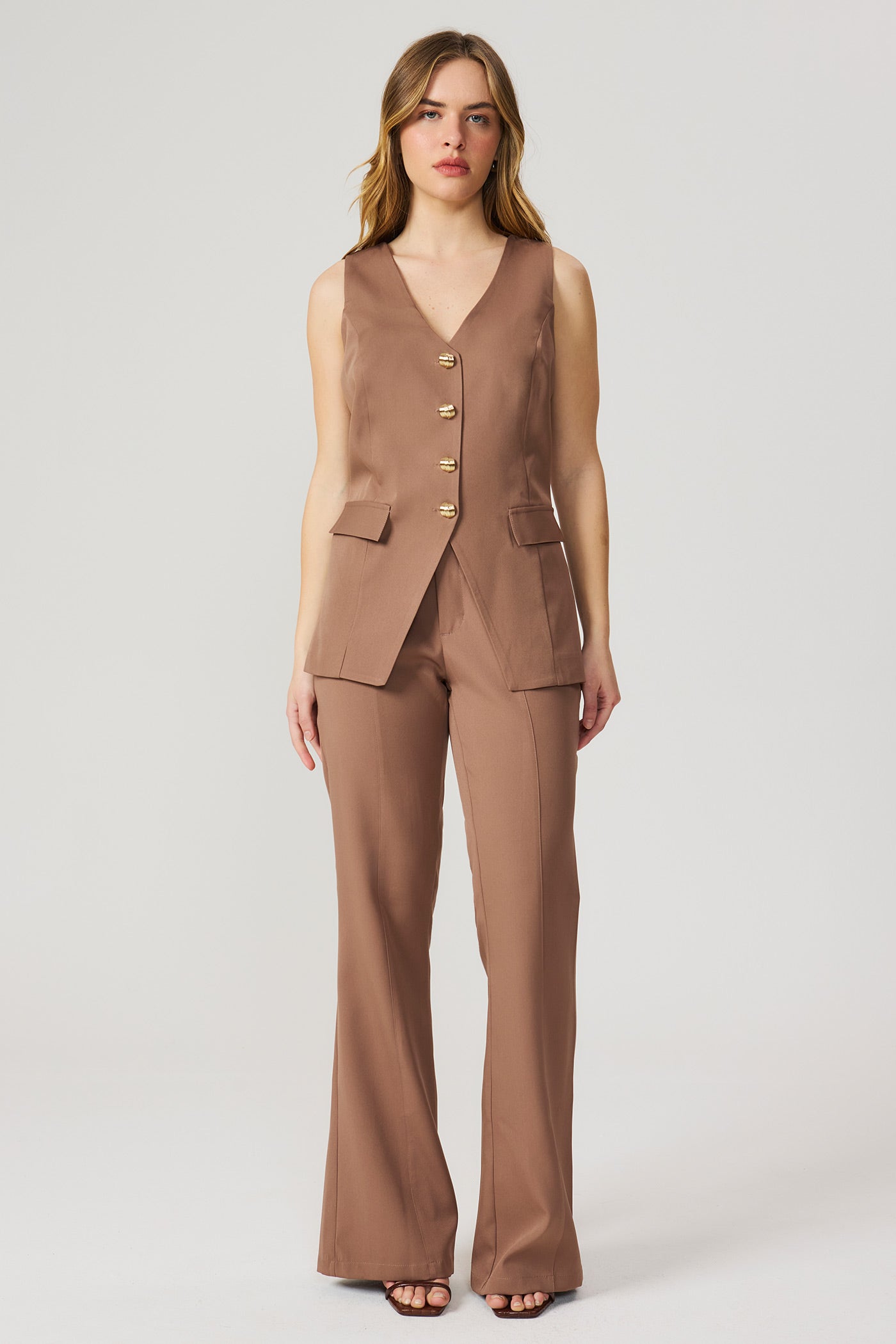 Calça alfaiataria bootcut marrom Fato Básico