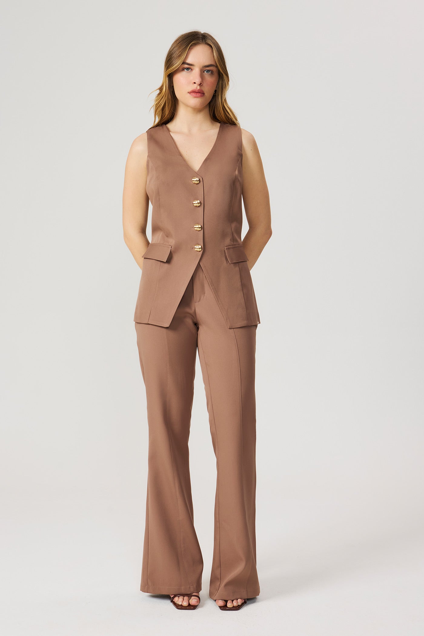 Calça alfaiataria bootcut marrom Fato Básico