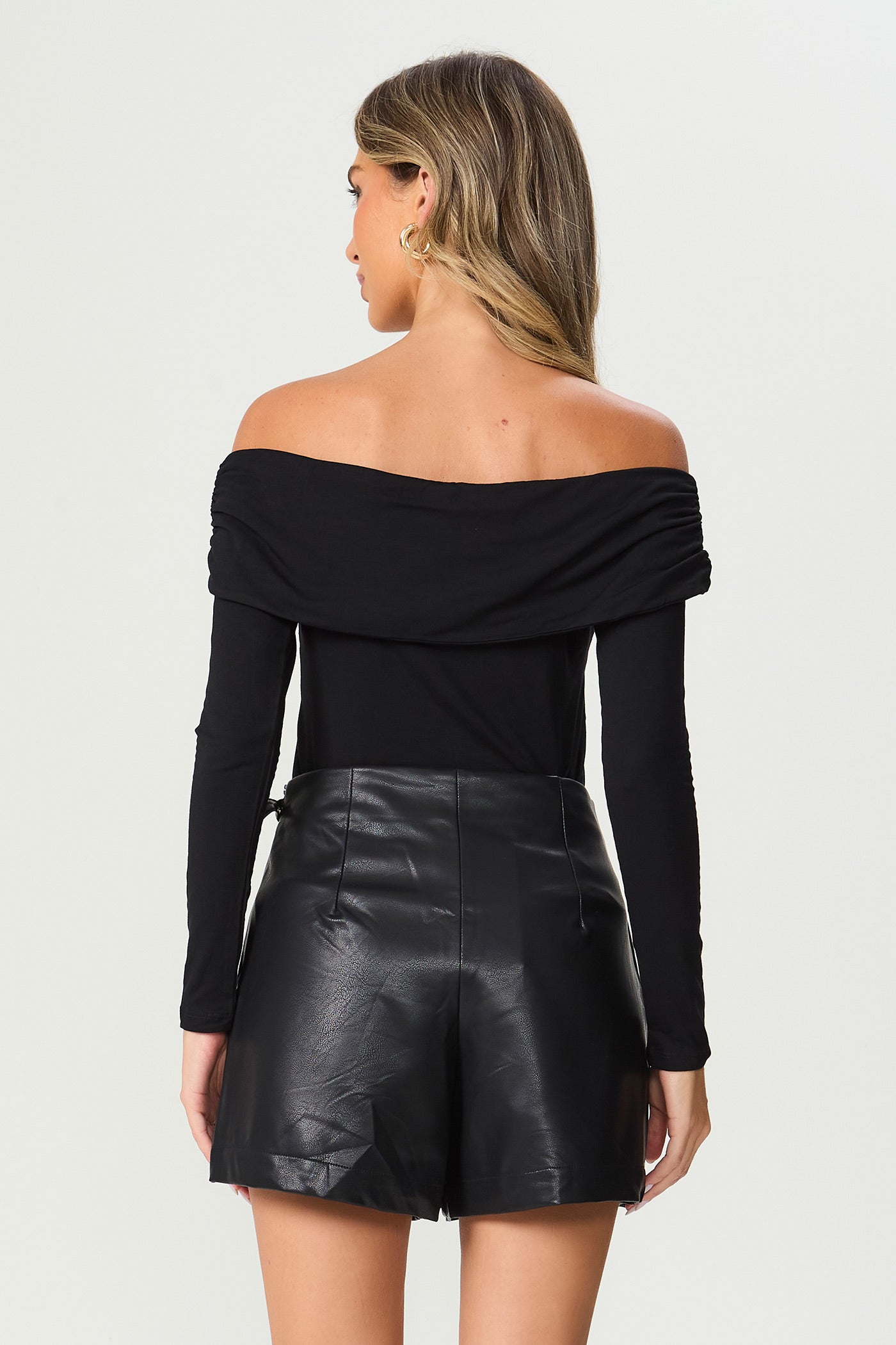 Shorts-saia em couro com fivela preto Fato Básico
