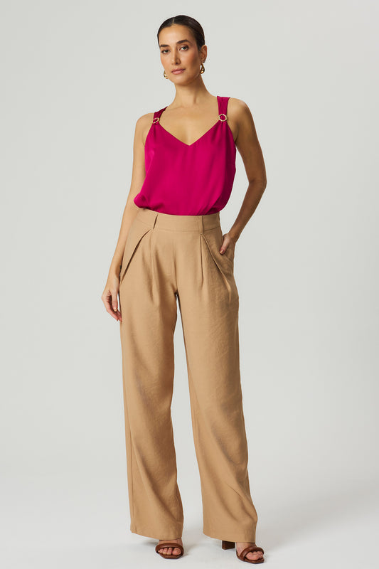 Calça com pregas camel Fato Básico