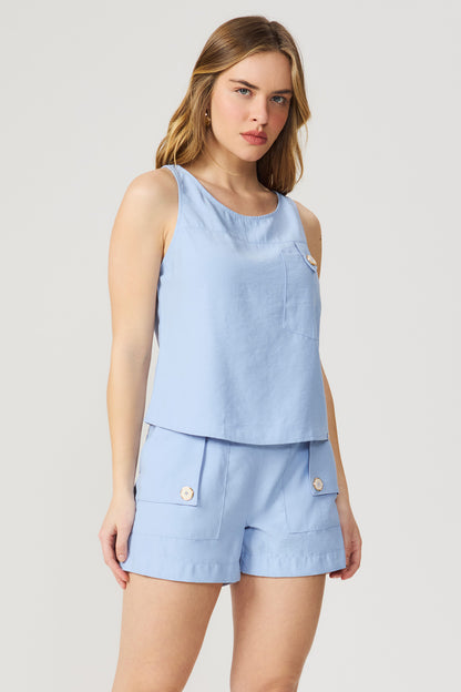 Shorts azul com bolso e detalhe de botão Fato Básico