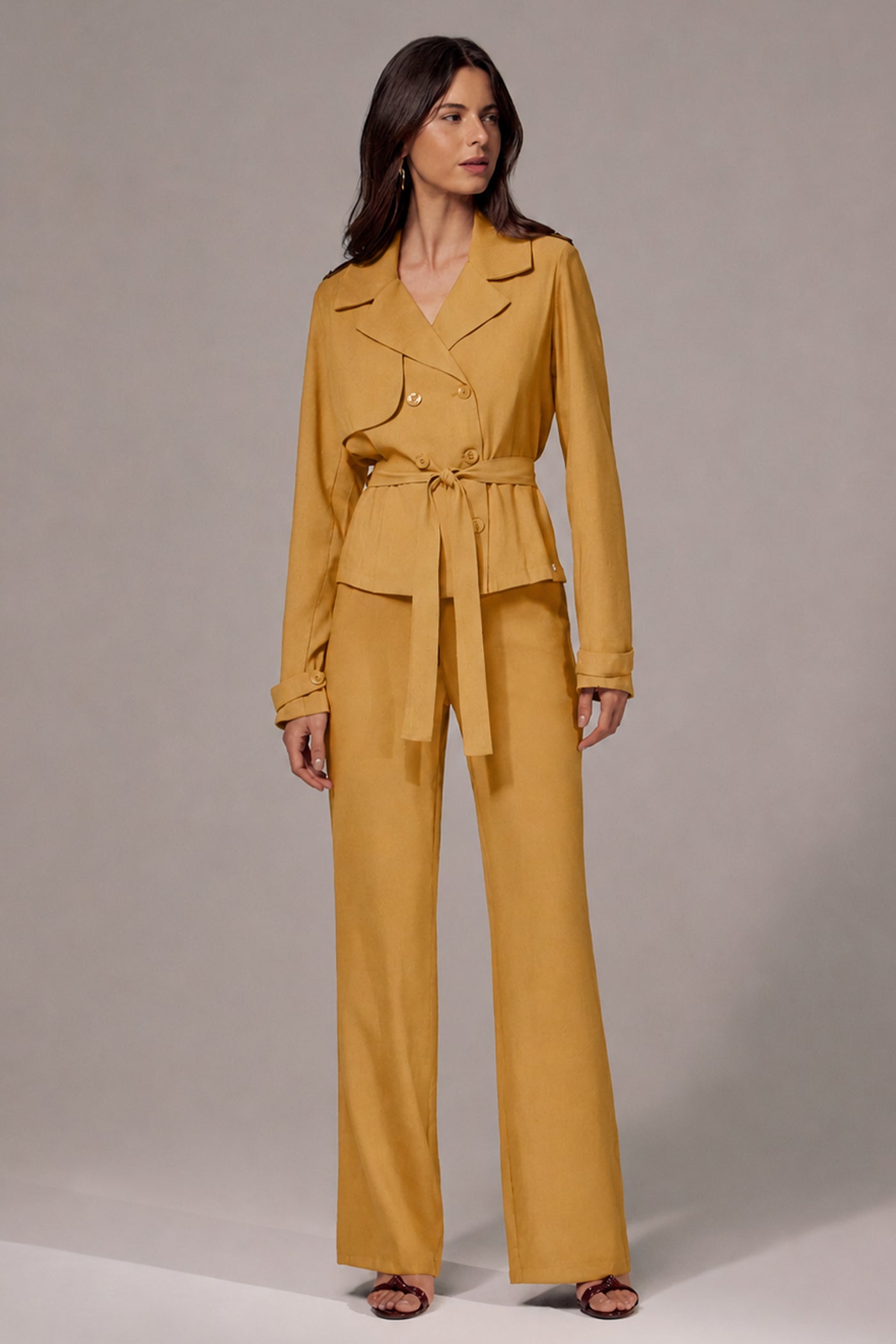Calça pantalona detalhe cinto camel Fato Básico