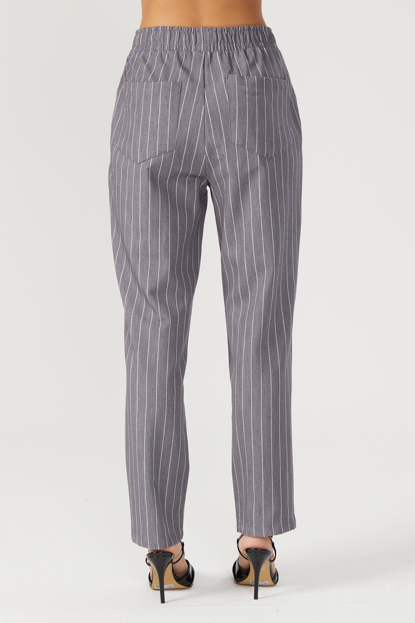 Calça jogger risca de giz cinza Fato Básico