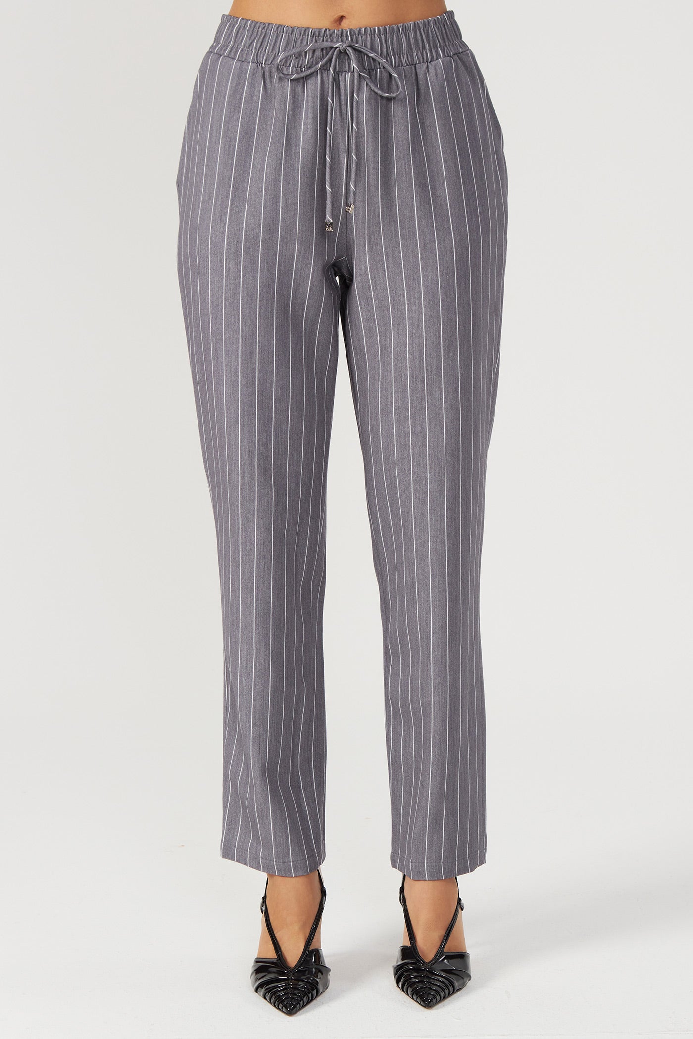 Calça jogger risca de giz cinza Fato Básico