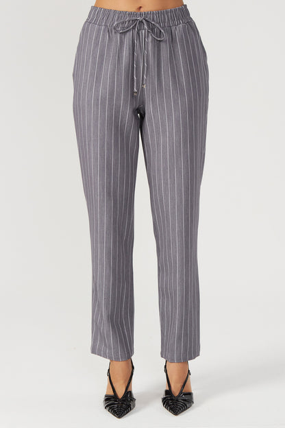Calça jogger risca de giz cinza Fato Básico
