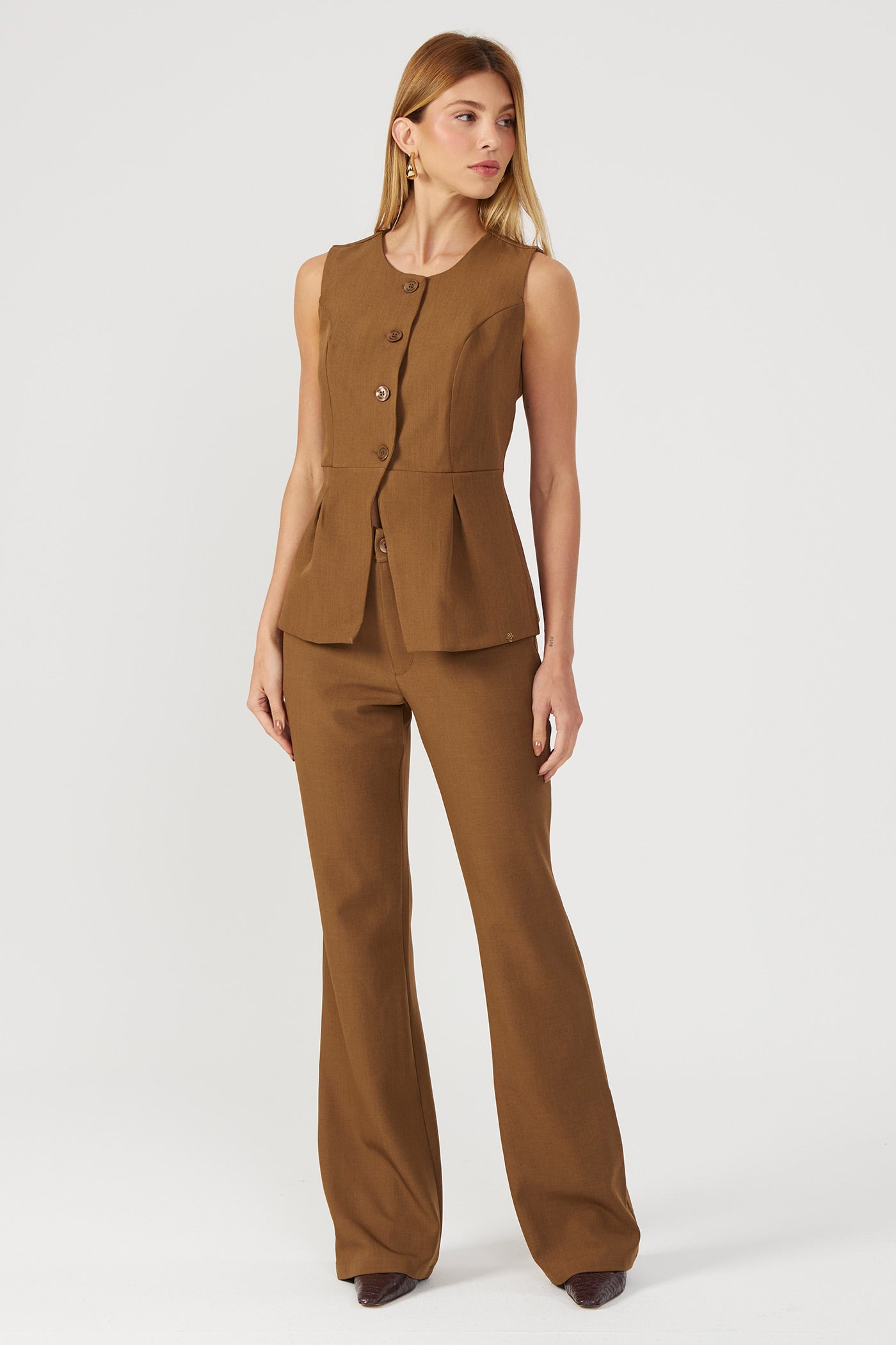Calça alfaiataria boot cut marrom Fato Básico