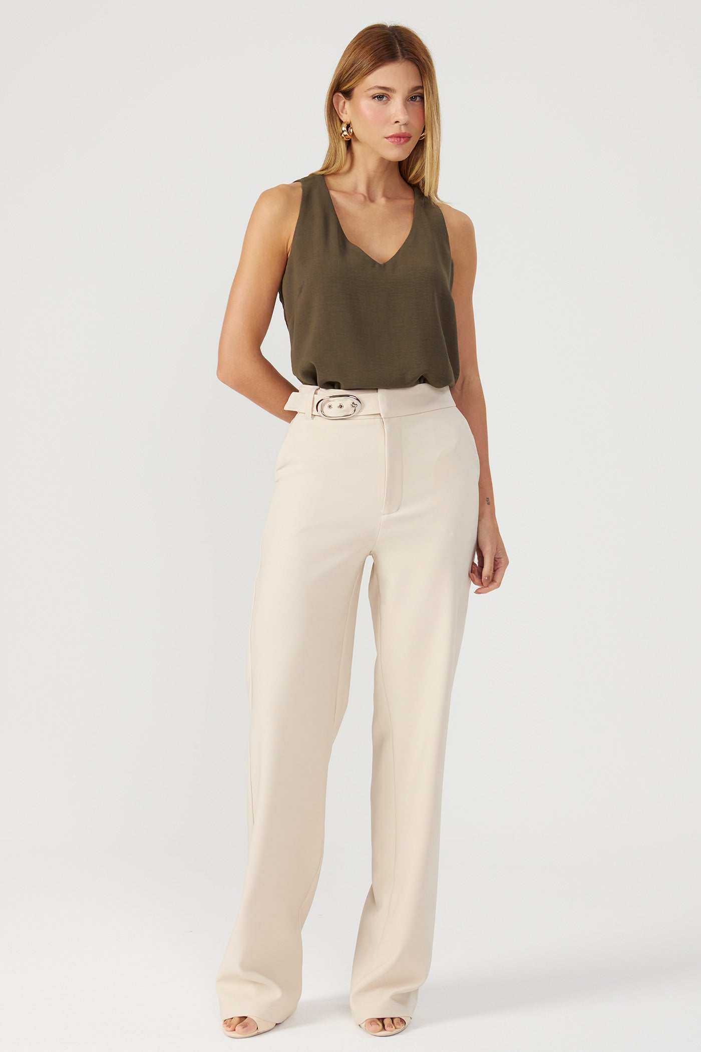 Calça bootcut com cinto aveia Fato Básico