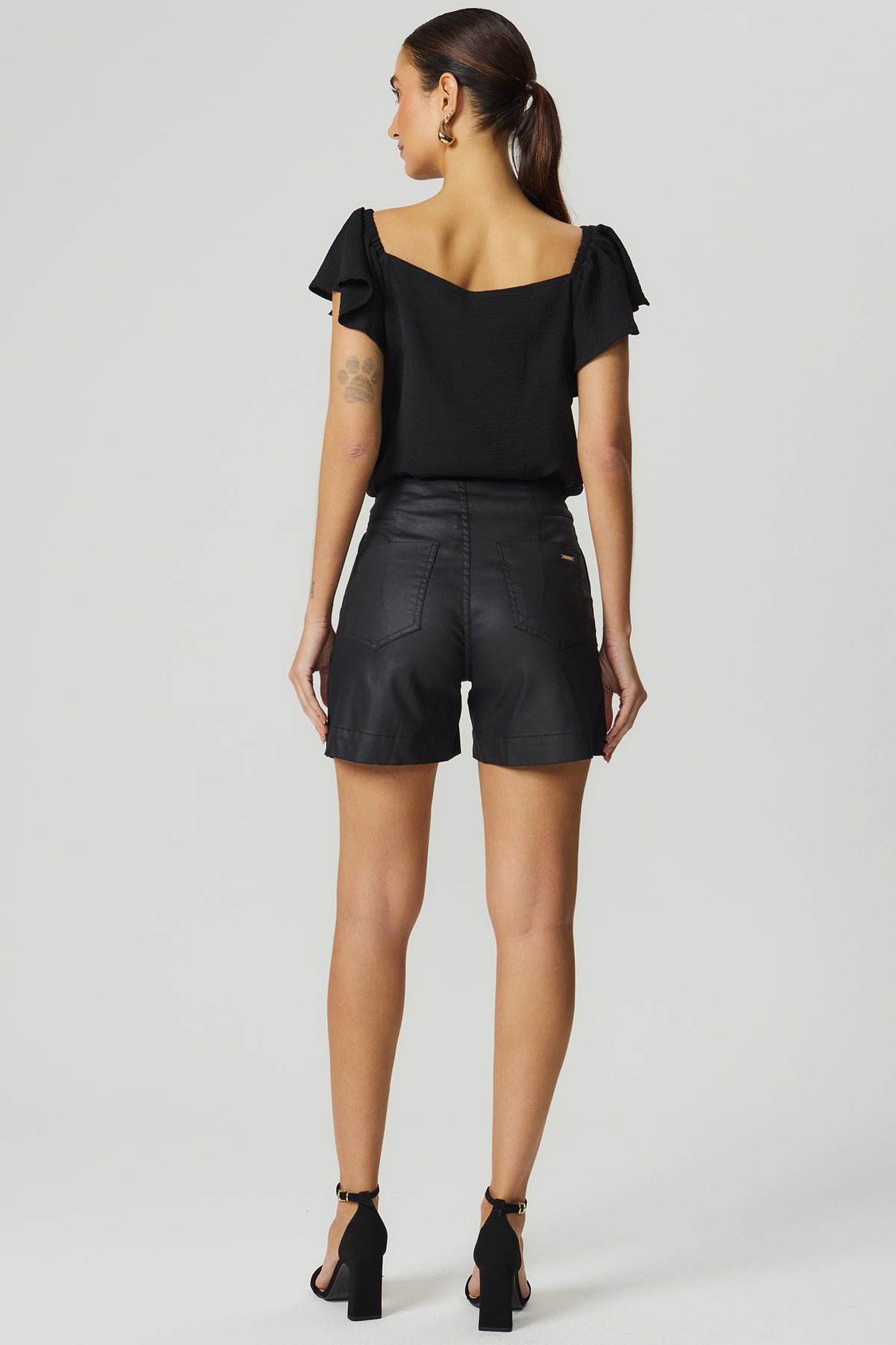 Short perfecto resinado preto Fato Básico