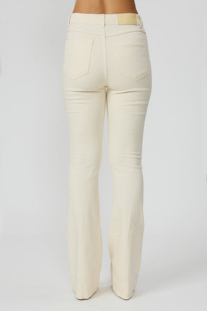 Calça bootcut em sarja feminina off white Fato Básico
