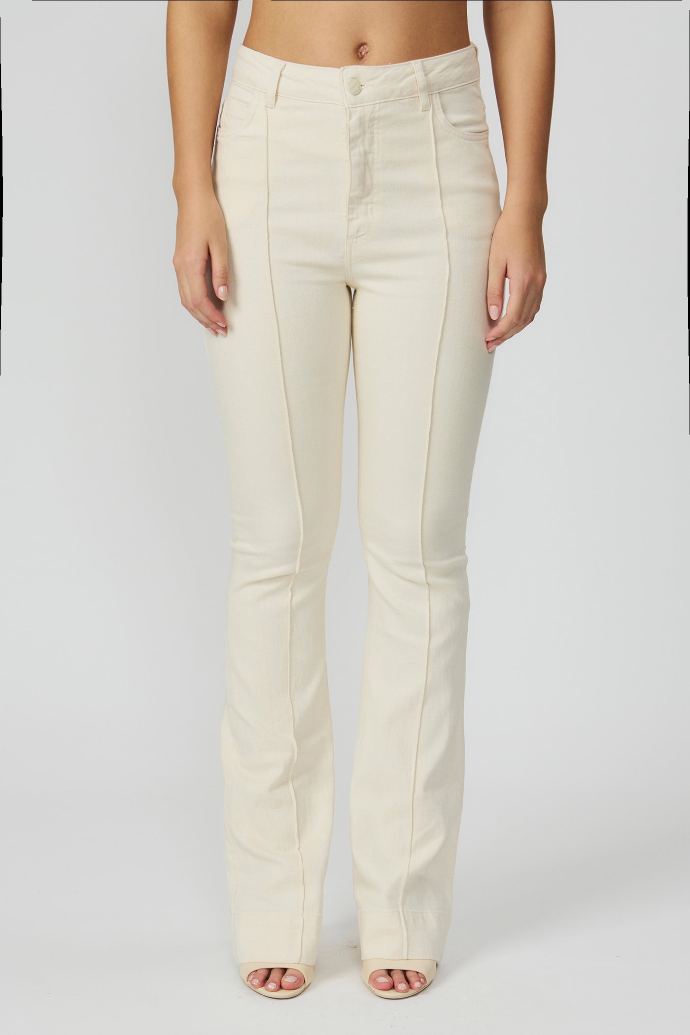 Calça bootcut em sarja feminina off white Fato Básico