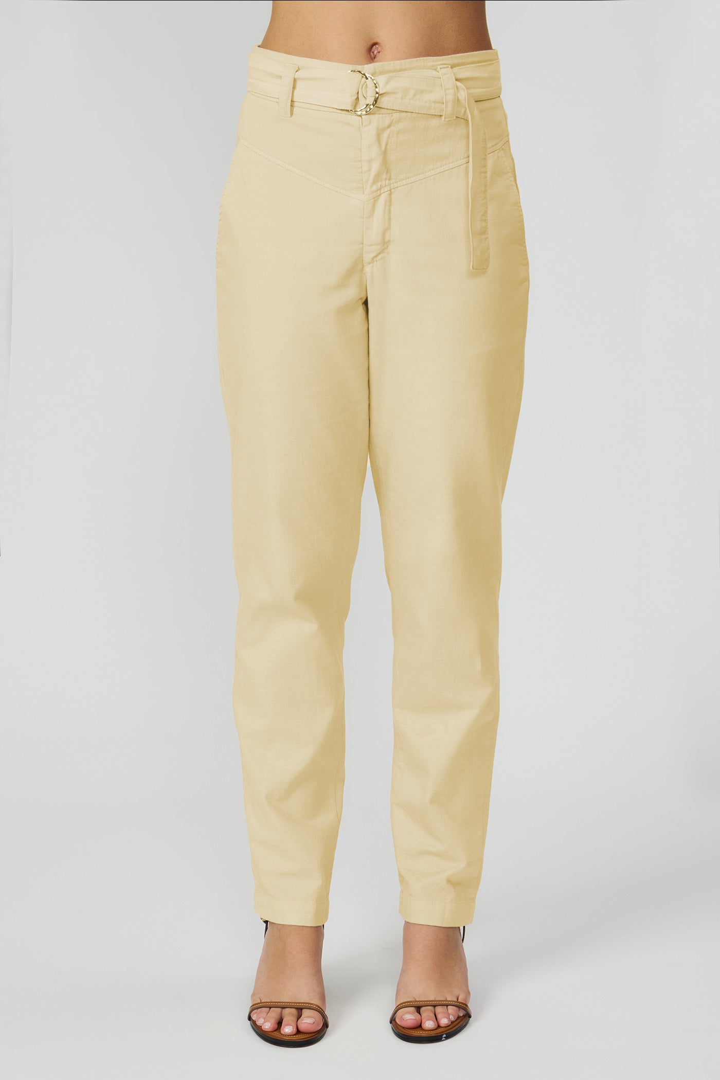 Calça reta com cinto amarelo manteiga Fato Básico
