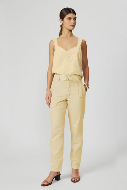 Calça reta com cinto amarelo manteiga Fato Básico