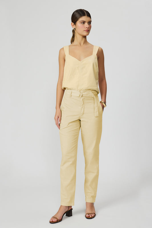 Calça reta com cinto amarelo manteiga Fato Básico