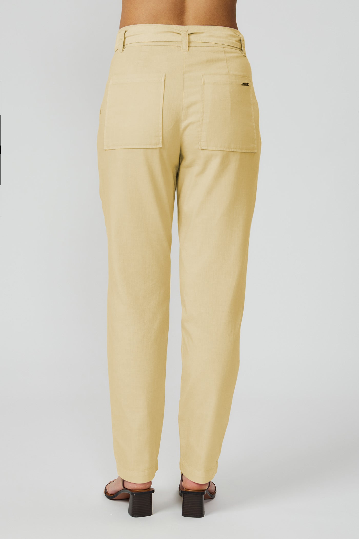Calça reta com cinto amarelo manteiga Fato Básico