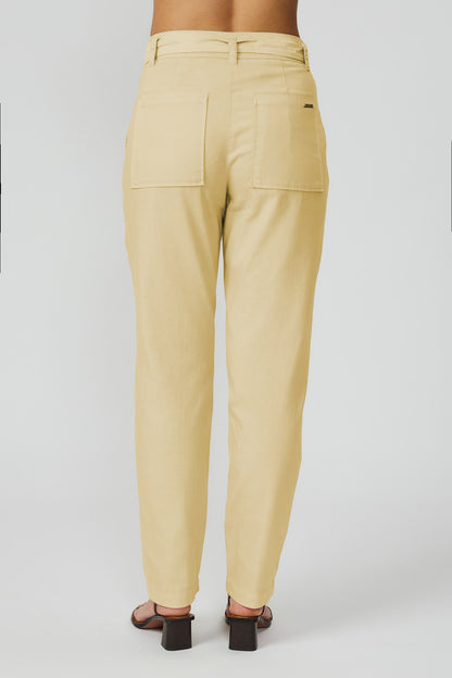 Calça reta com cinto amarelo manteiga Fato Básico