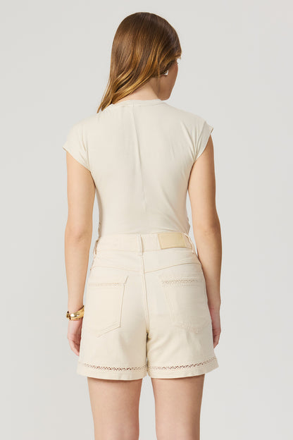 Shorts perfecto com entremeio sarja natural Fato Básico