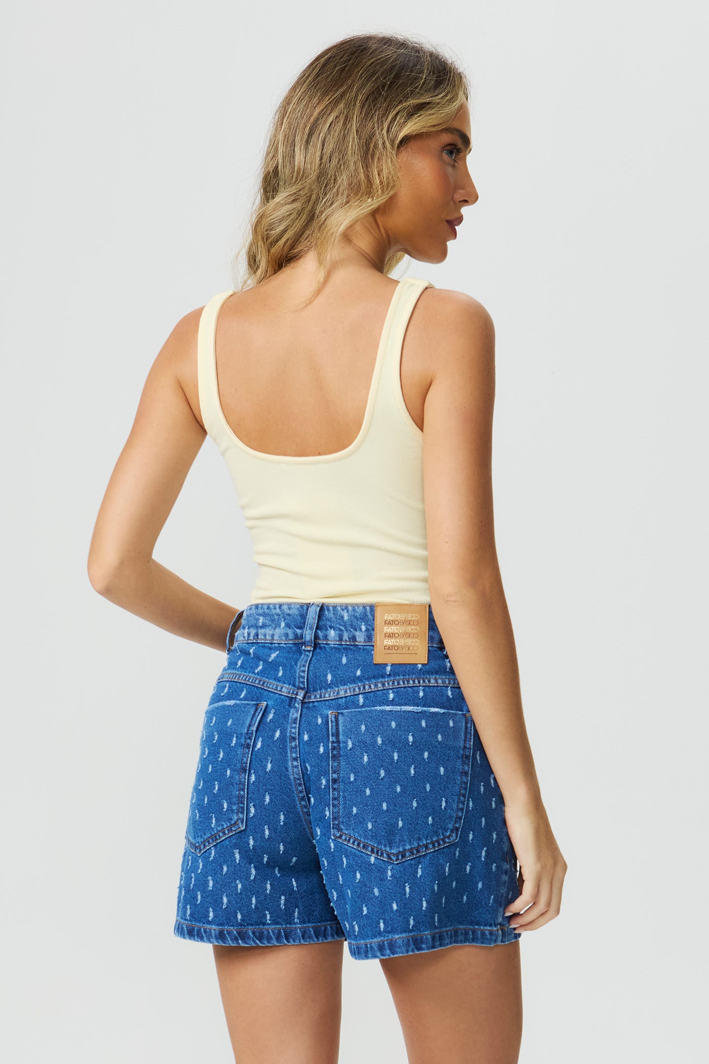 Shorts jeans perfecto com textura Fato Básico
