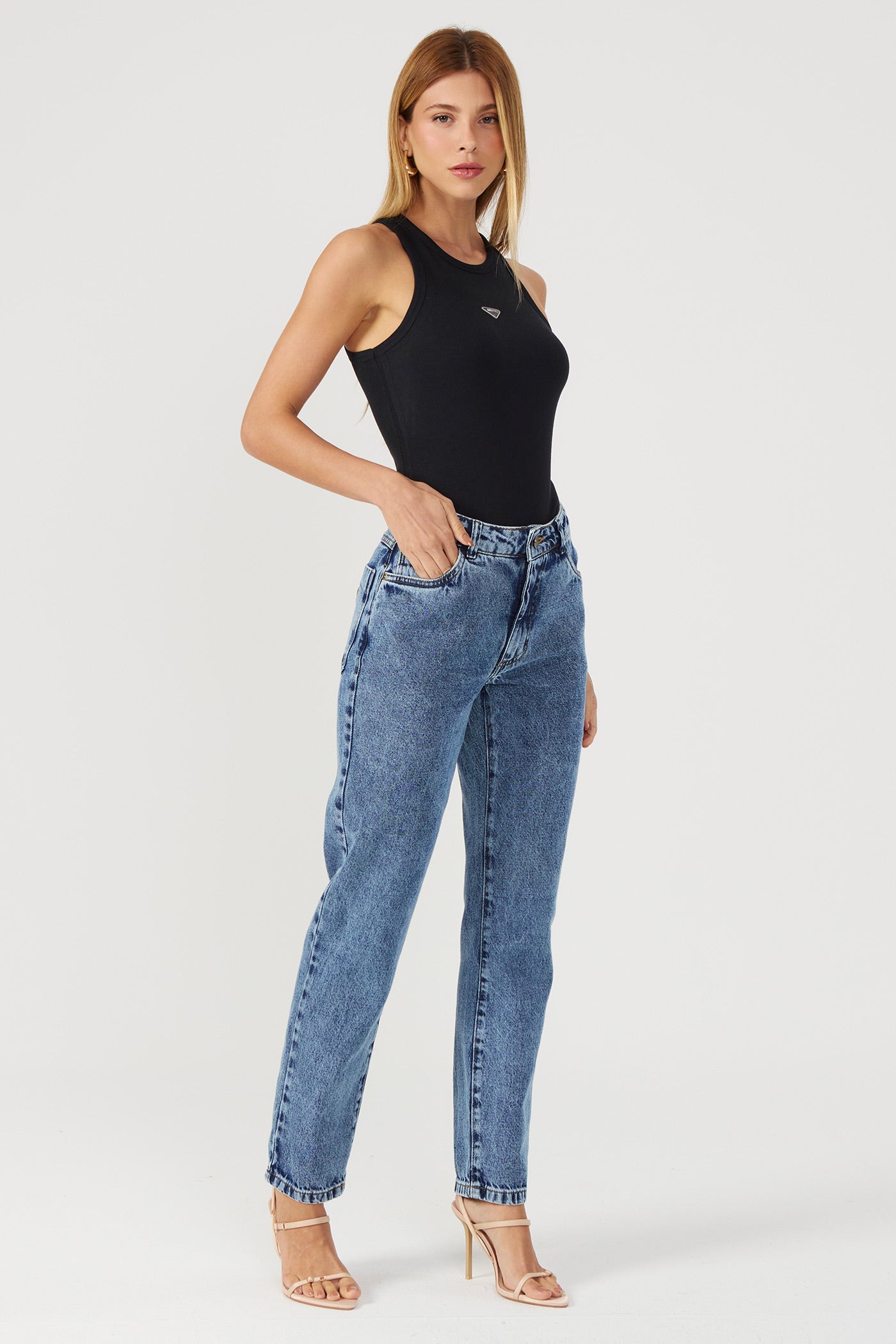 Calça jeans reta lavagem média Fato Básico