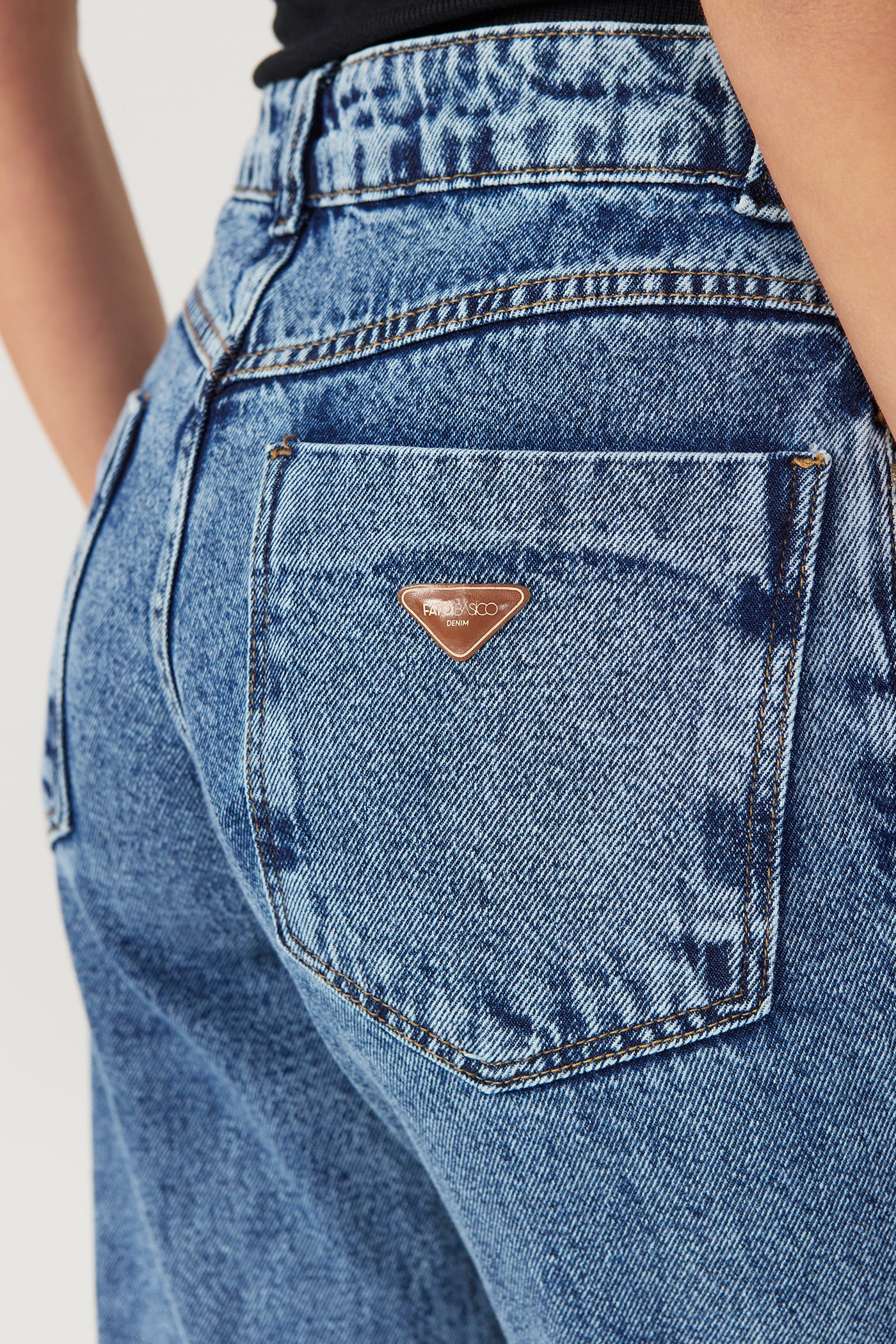 Calça jeans reta lavagem média Fato Básico