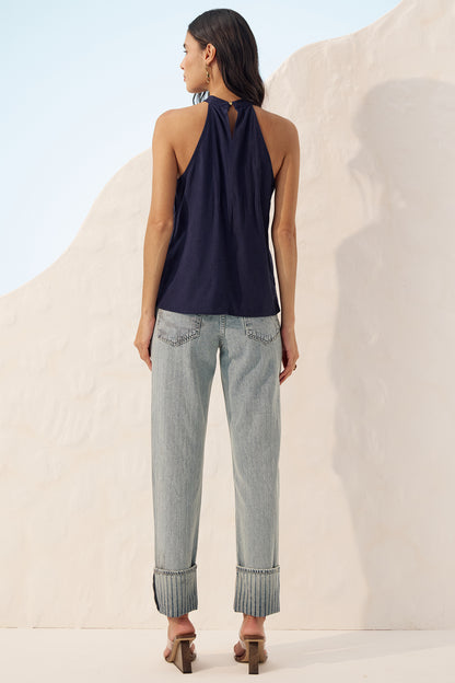 Calça jeans reta denim textura barra dobrada Fato Básico