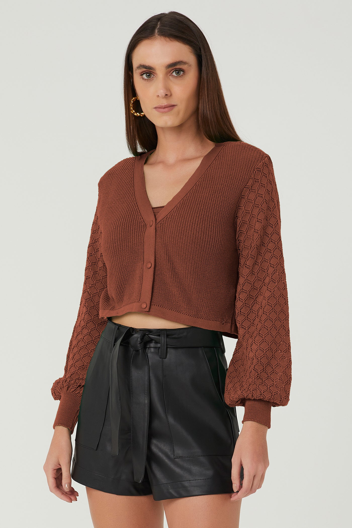 Cardigan cropped marrom Fato Básico - FATO BÁSICO